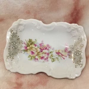Vintage Ceramic Porcelain Trinket Soap Dish Resale unbranded 4.25x3.25x.50”.